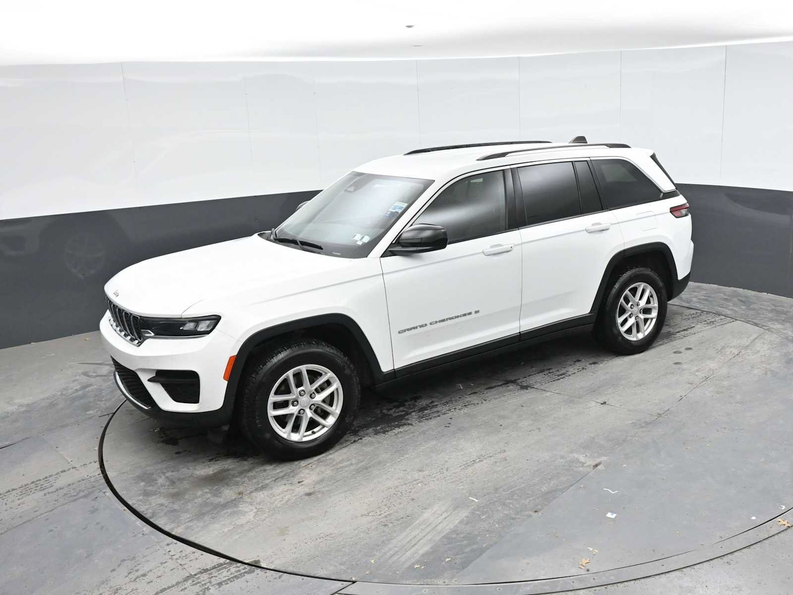 Used 2023 Jeep Grand Cherokee Laredo AWD/4WD image 15