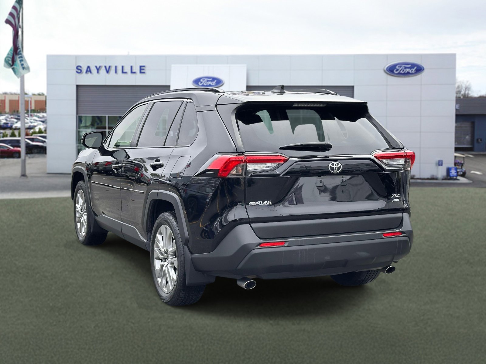 Used 2021 Toyota RAV4 XLE Premium AWD/4WD image 4