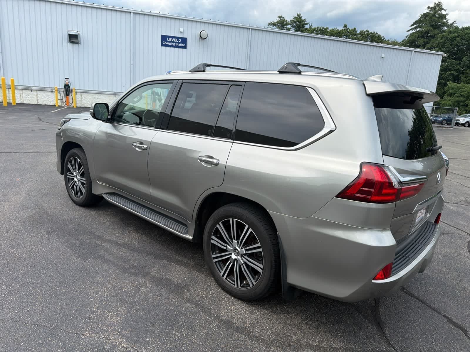 Used 2019 Lexus LX 570 4WD w/ Luxury Package image 11