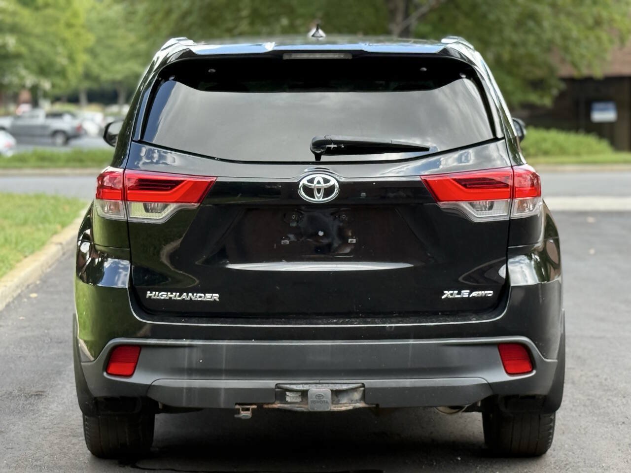 Used 2018 Toyota Highlander XLE w/ Carpet Mat Package (TMS) AWD/4WD image 5