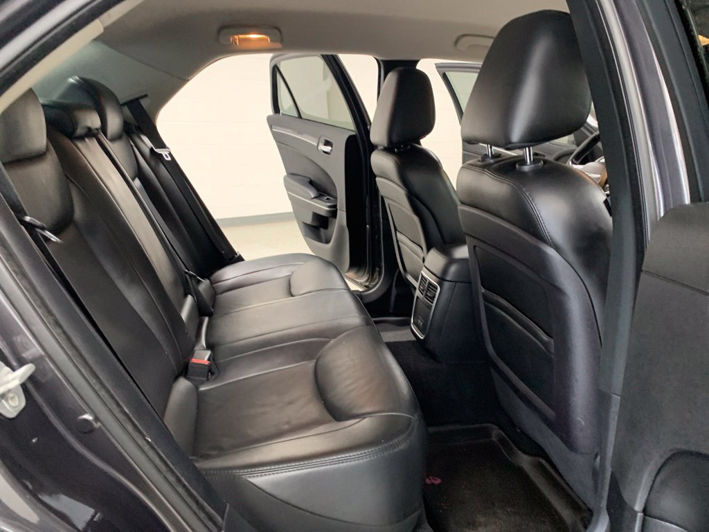 Used 2019 Chrysler 300 Touring w/ Quick Order Package 2EF RWD image 7