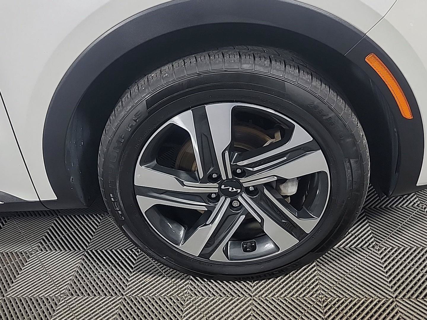 Used 2023 Kia Sorento EX AWD/4WD image 3
