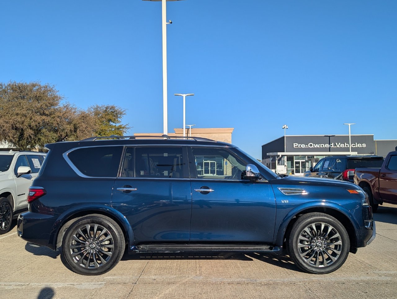 Used 2022 Nissan Armada Platinum w/ Captain's Chairs Package RWD image 3