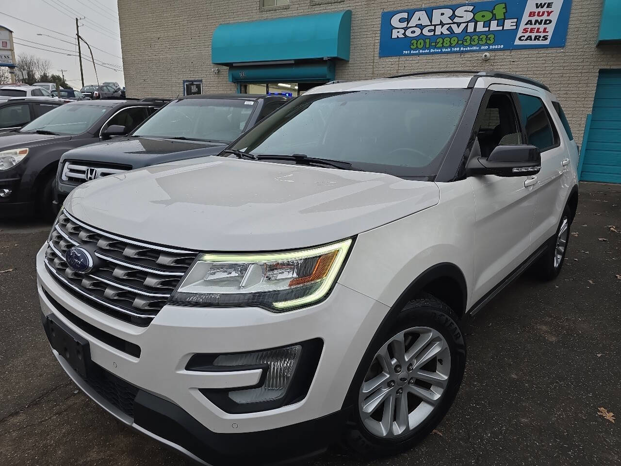 Used 2017 Ford Explorer XLT w/ Equipment Group 202A image 2