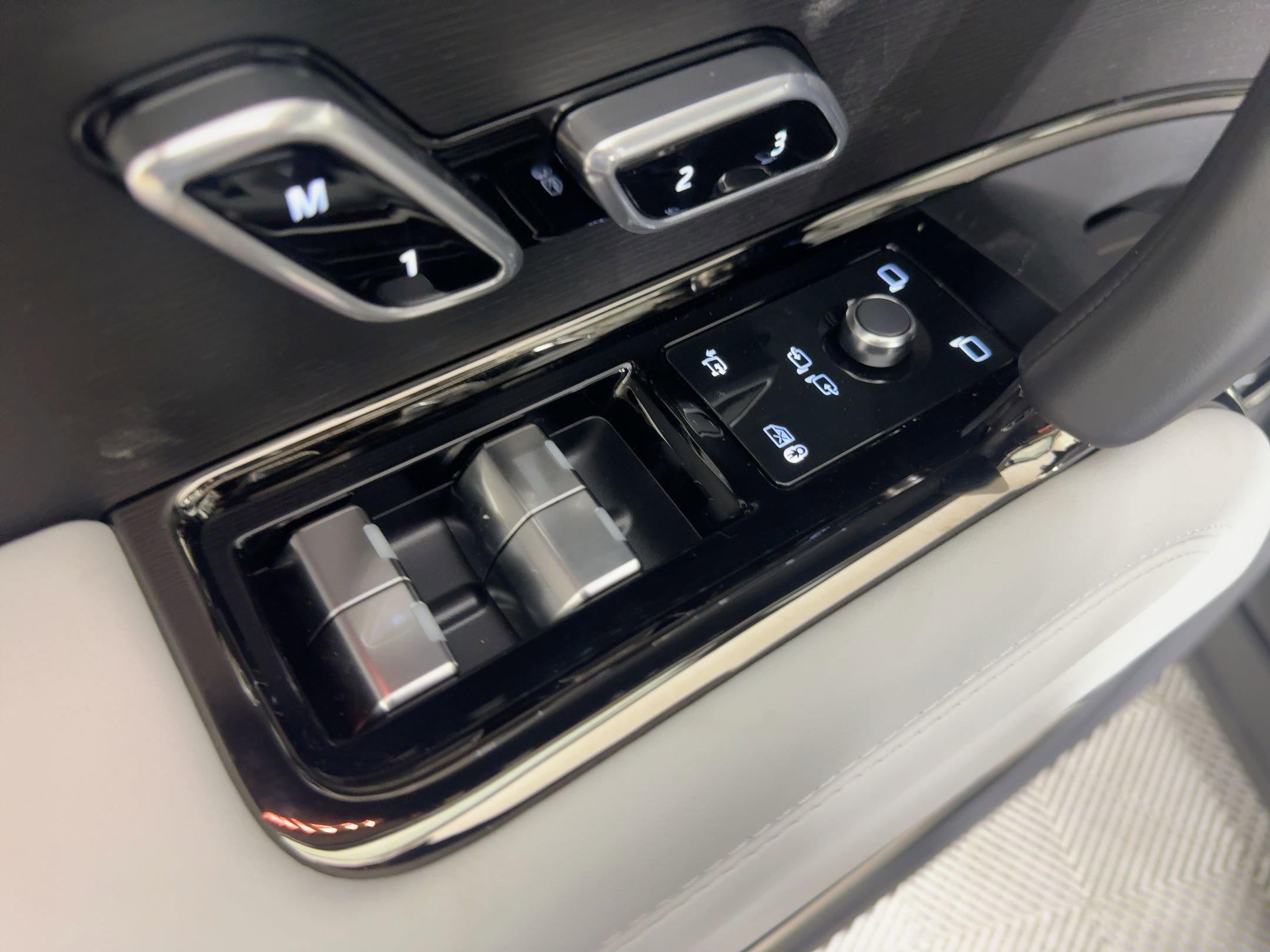 New 2025 Land Rover Range Rover Sport SE image 13