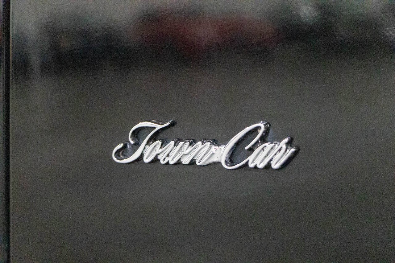 Used 1988 Lincoln Town Car Signature RWD image 31