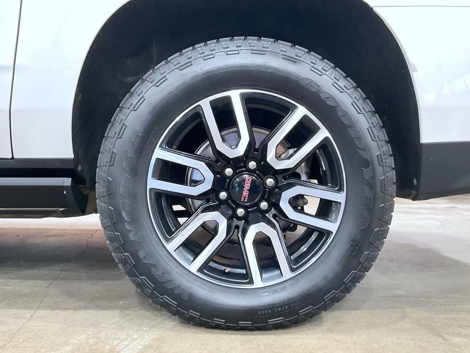 Used 2022 GMC Yukon XL AT4 image 24