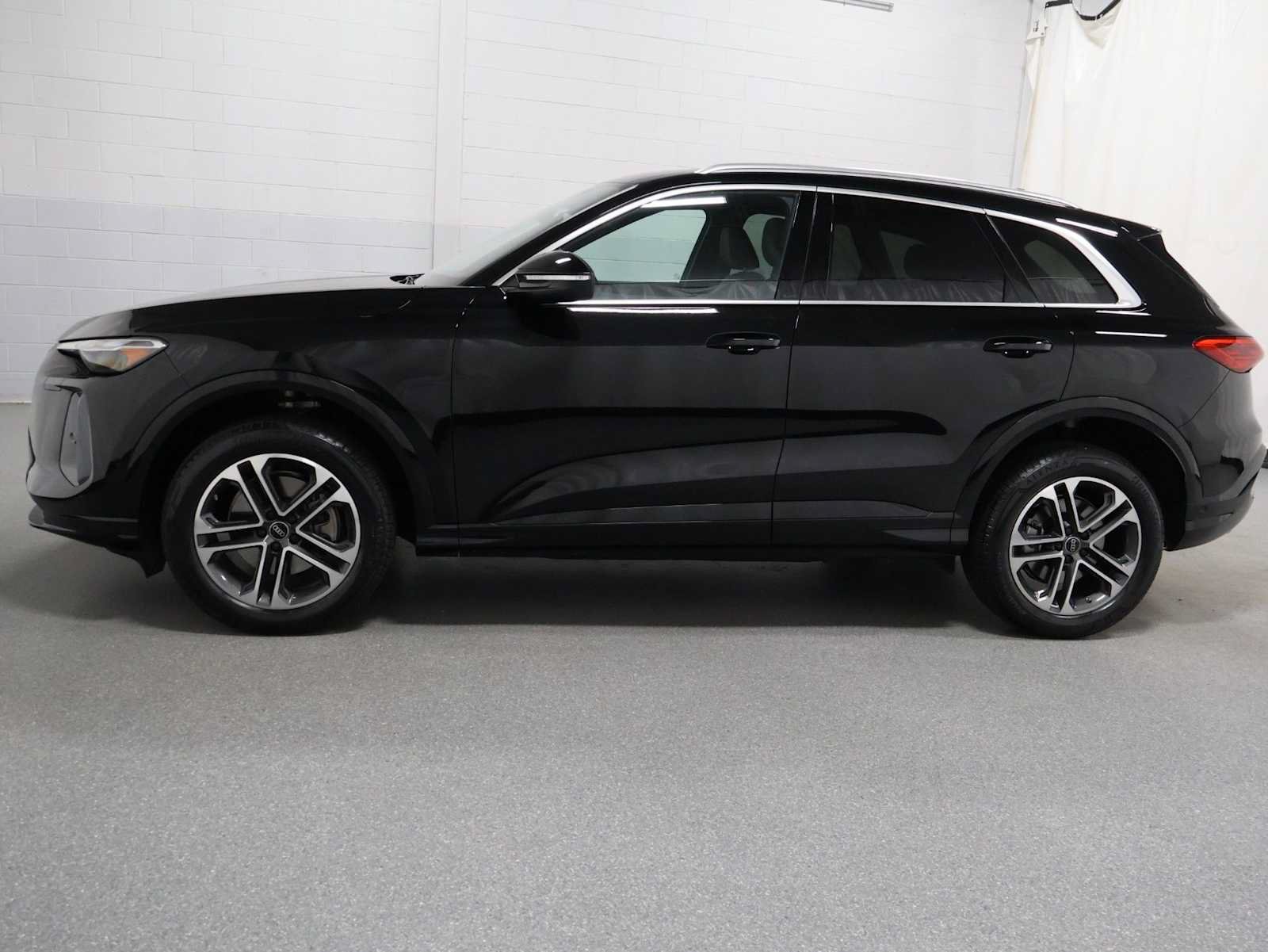 Certified 2025 Audi Q5 Premium w/ Convenience Package AWD/4WD image 2