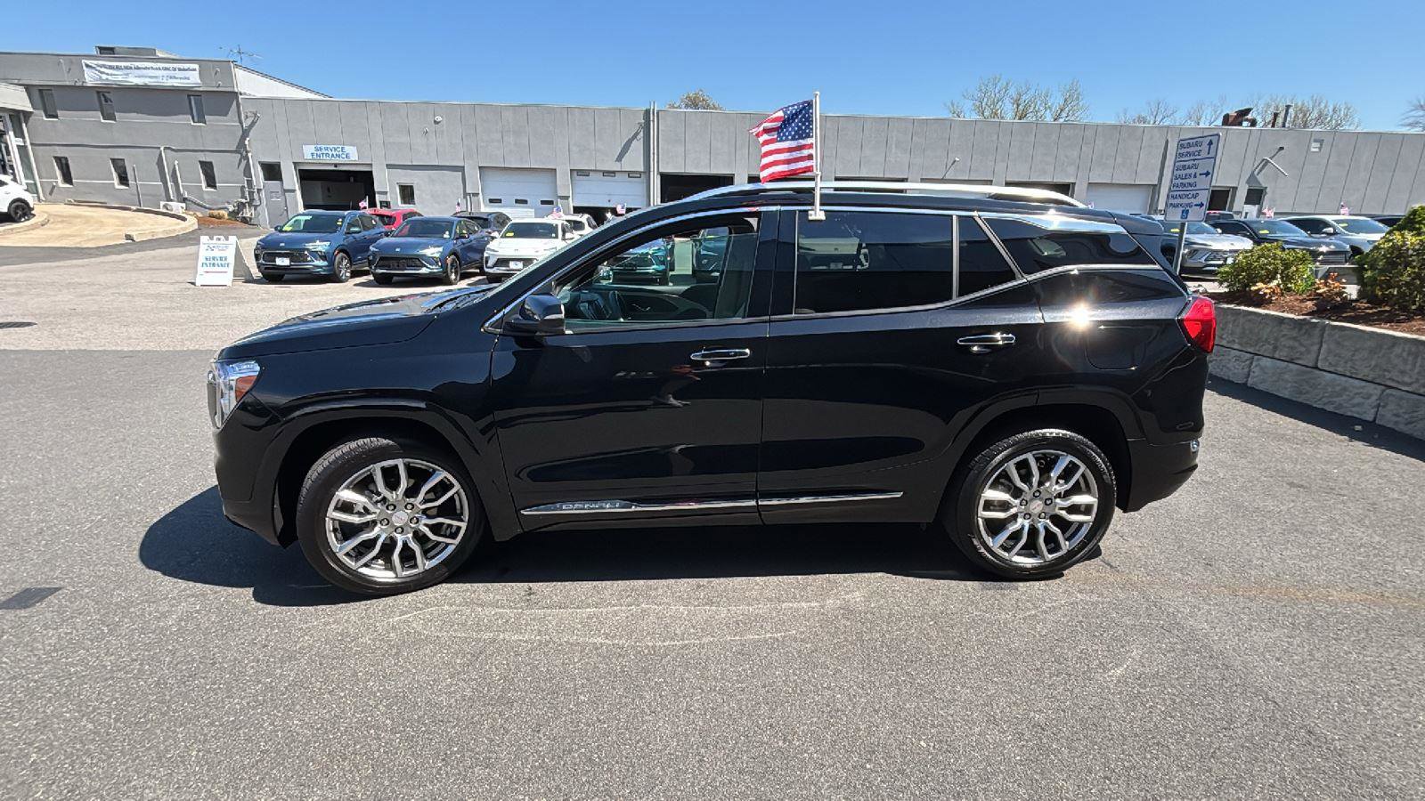 Used 2023 GMC Terrain Denali w/ Denali Premium Package AWD/4WD image 4