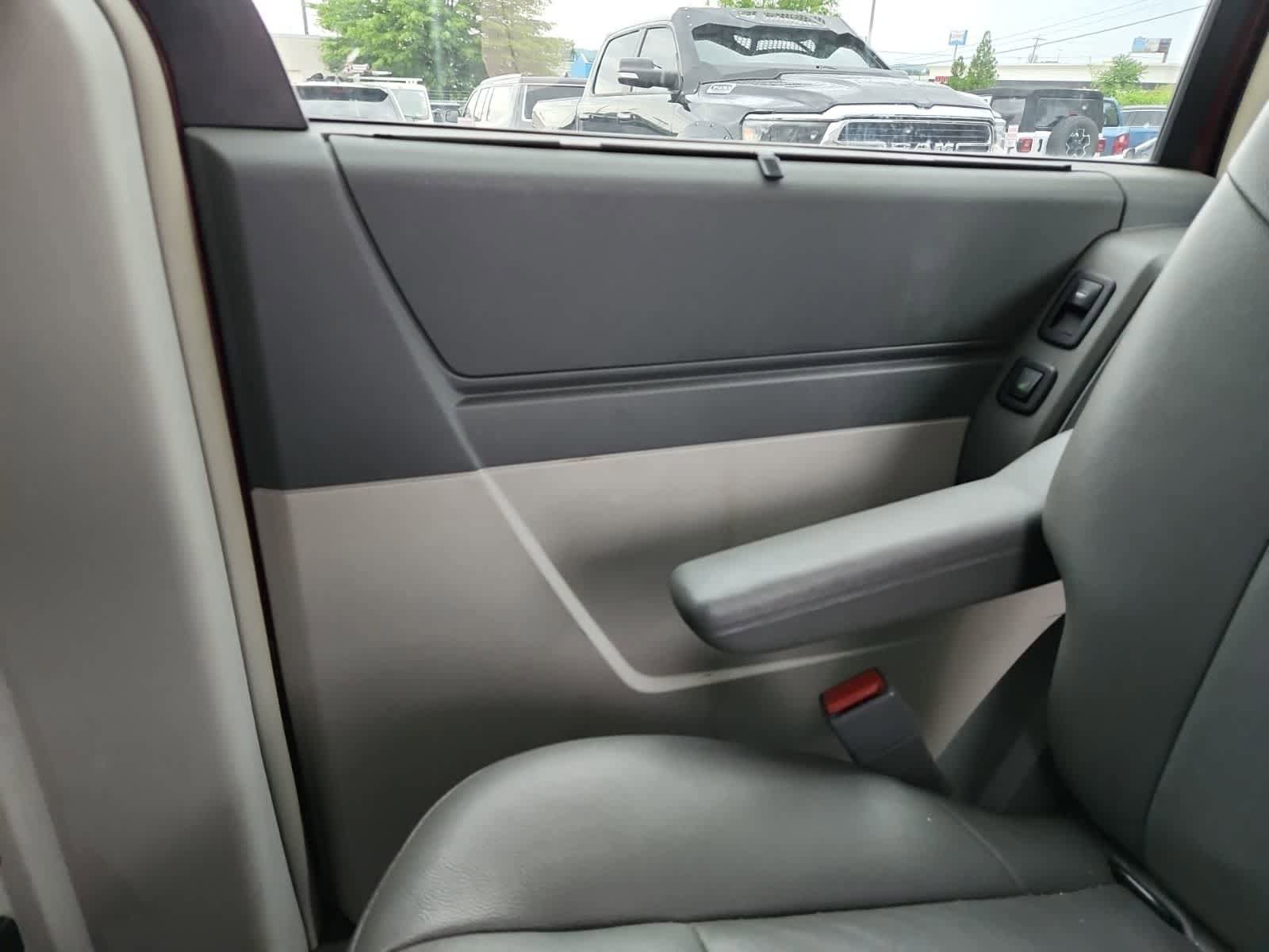 Used 2008 Chrysler Town & Country Touring FWD image 27