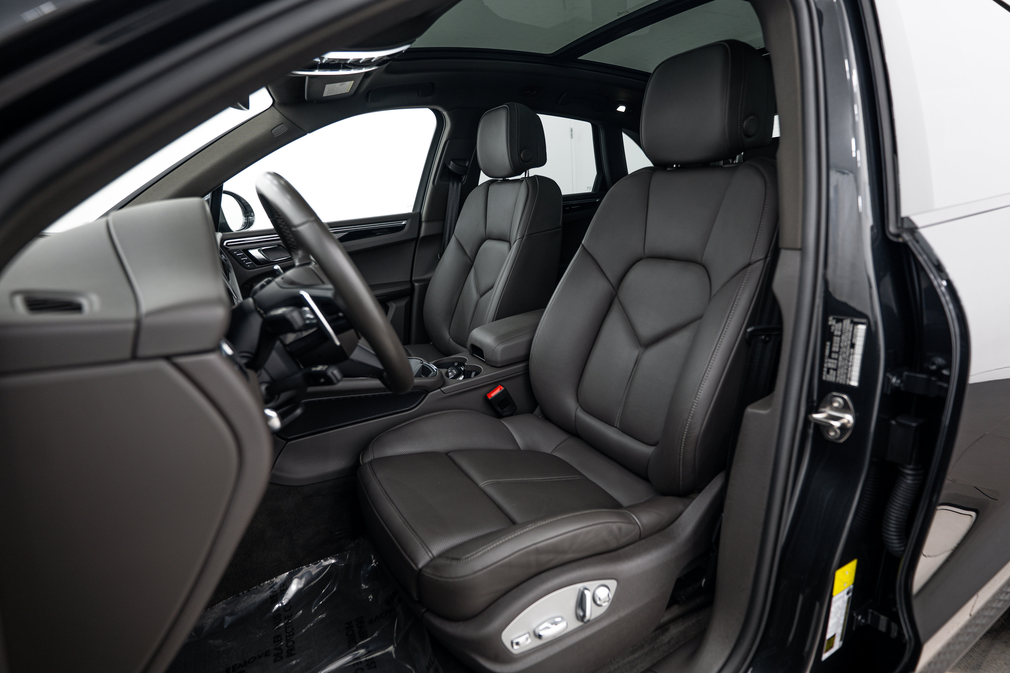 Certified 2024 Porsche Macan S AWD/4WD image 5