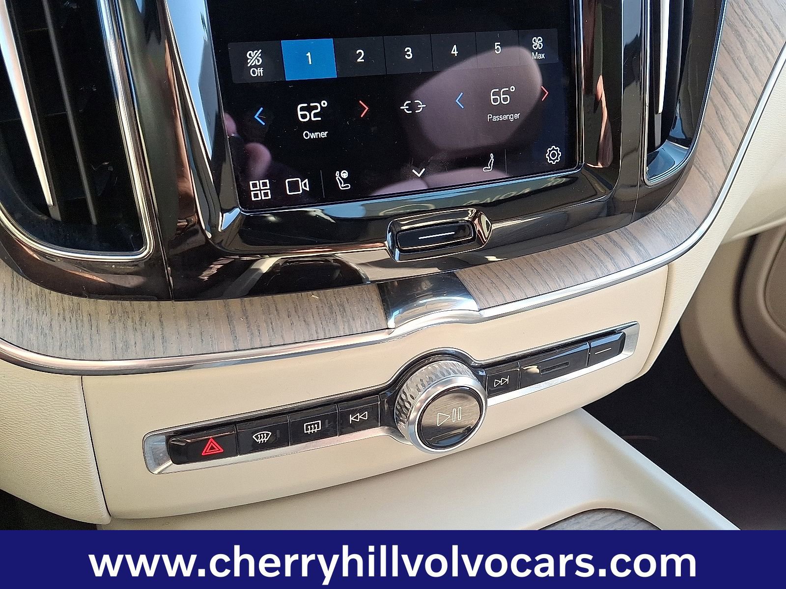 Certified 2023 Volvo XC60 B5 Plus w/ Climate Package image 16