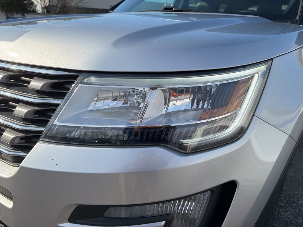 Used 2017 Ford Explorer XLT w/ Equipment Group 202A image 9