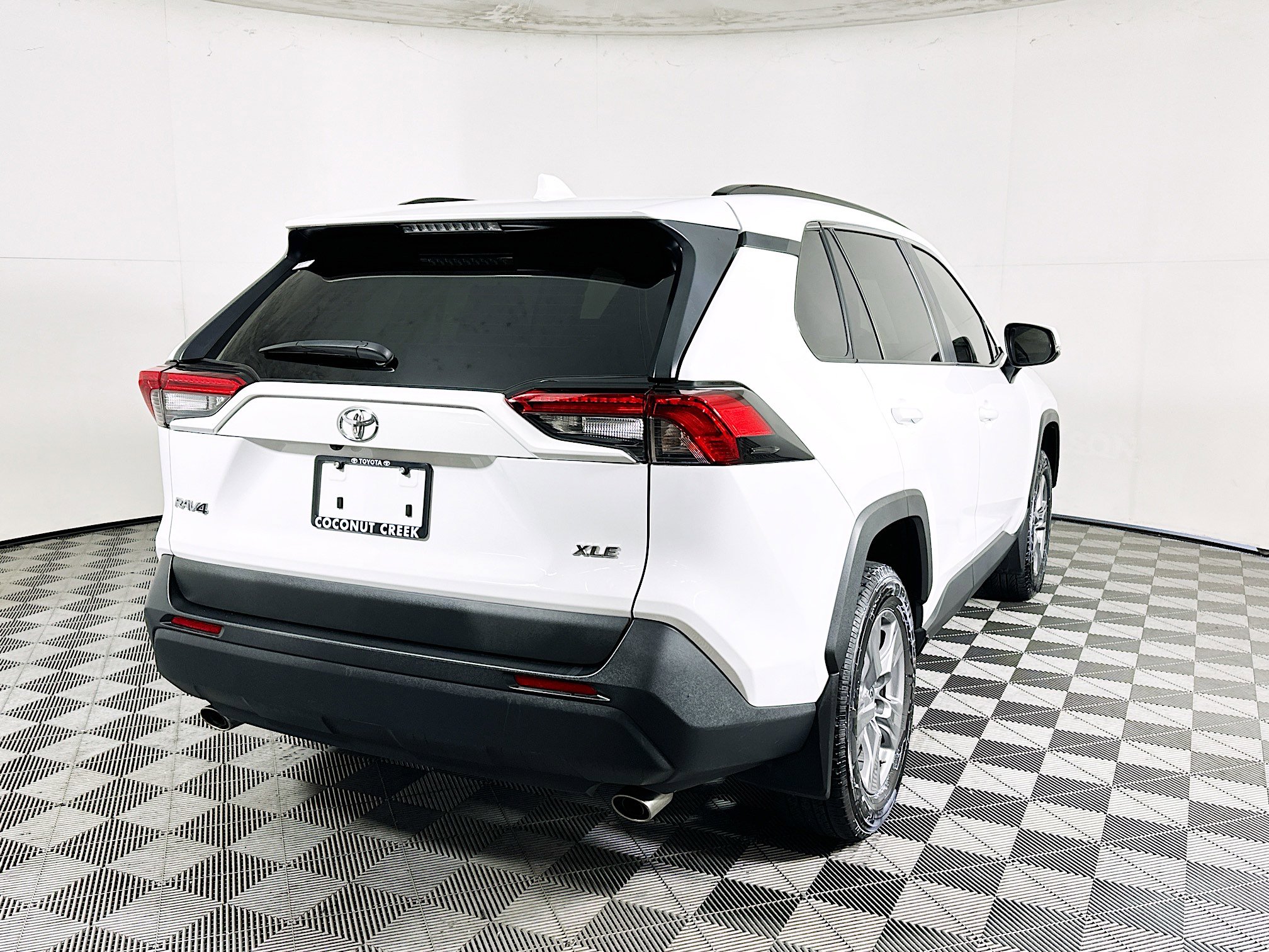 Used 2024 Toyota RAV4 XLE w/ Convenience Package FWD image 3
