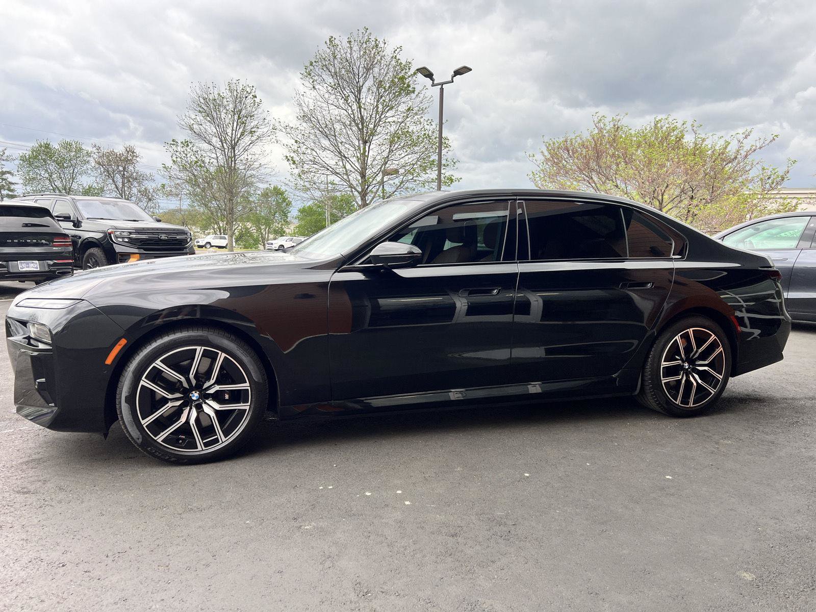 Used 2023 BMW i7 xDrive60 w/ Parking Assistance Package AWD/4WD image 3