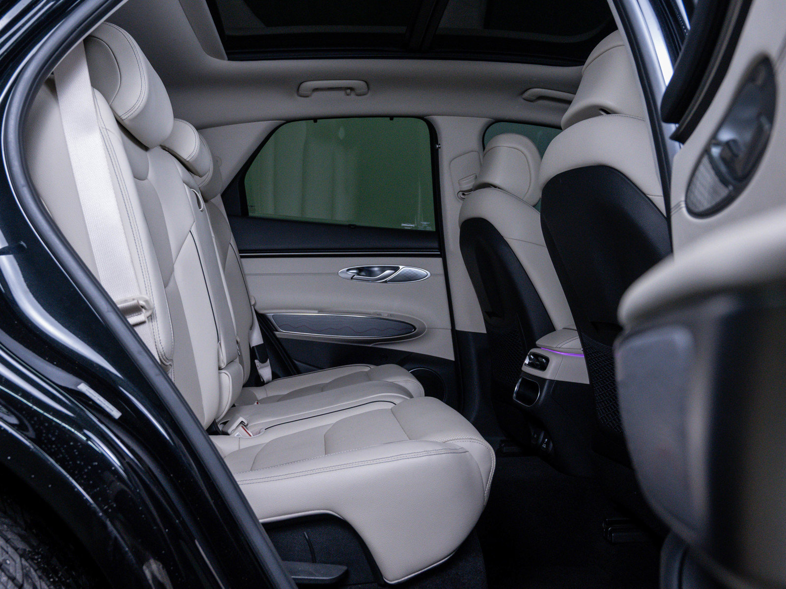 Used 2022 Genesis GV70 2.5T w/ Advanced Package image 12