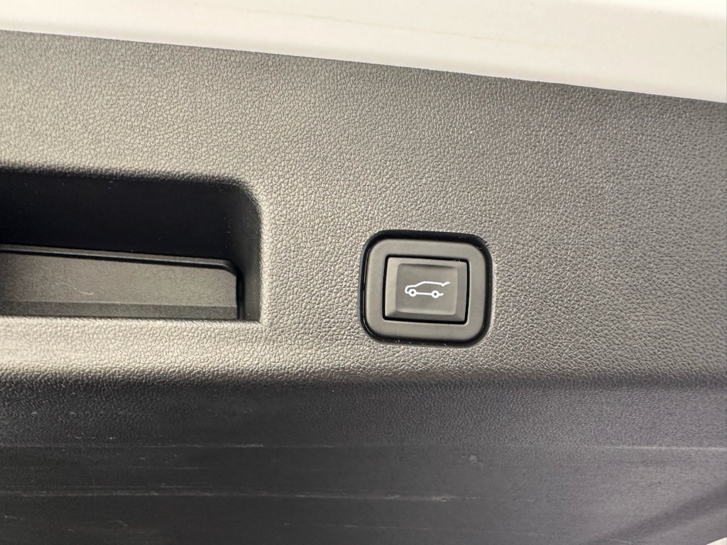 Used 2024 Chevrolet Traverse LT w/ LPO, Floor Liner Package FWD image 9