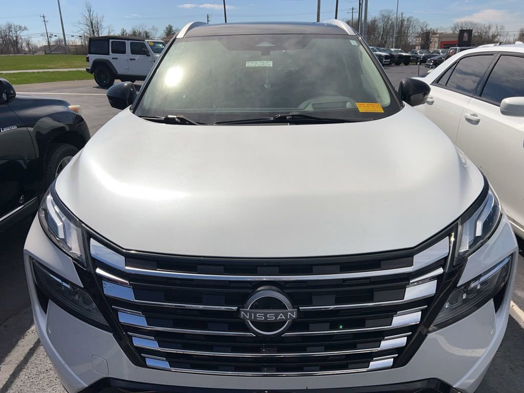 Used 2024 Nissan Rogue Platinum w/ Platinum Premium Package image 2