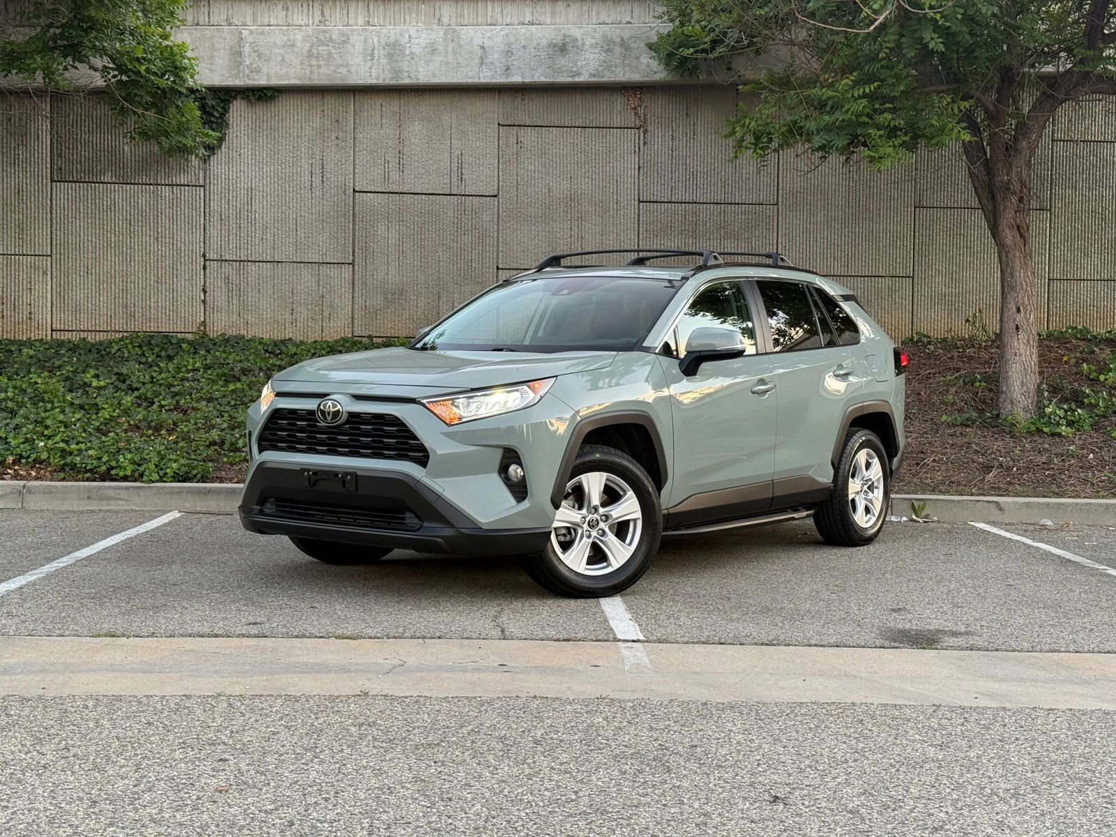 Used 2019 Toyota RAV4 XLE w/ Convenience Package FWD image 2