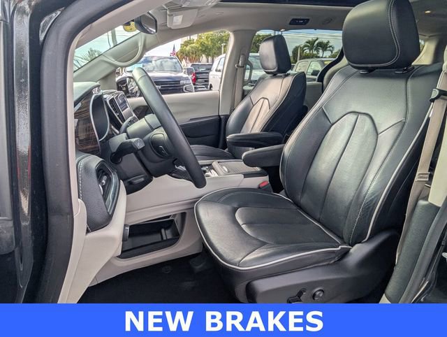 Used 2023 Chrysler Pacifica Limited image 7
