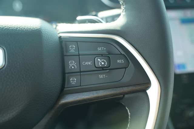 Used 2023 Jeep Grand Cherokee L Limited AWD/4WD image 35