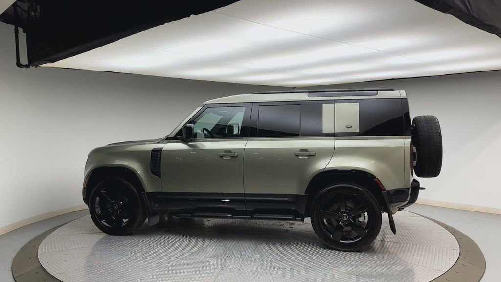 Used 2024 Land Rover Defender 110 X-Dynamic SE image 5