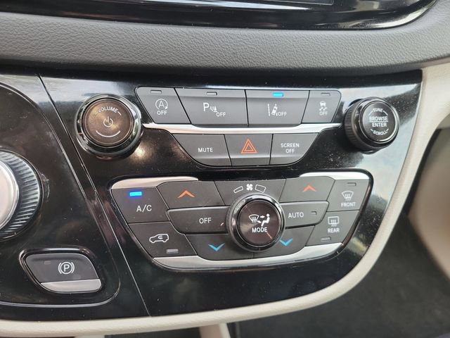 Used 2024 Chrysler Pacifica Touring-L image 21