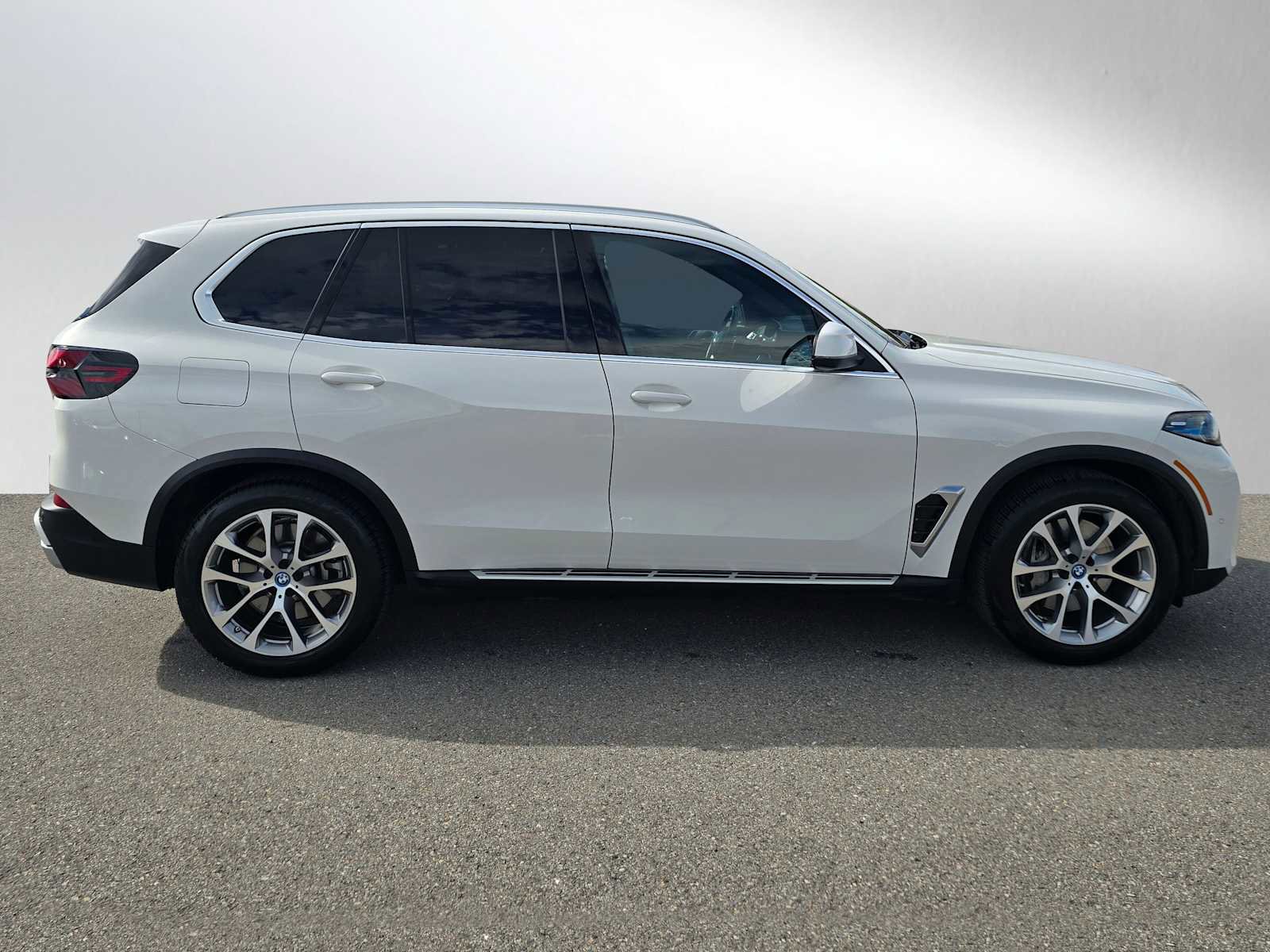 Used 2025 BMW X5 xDrive50e image 2