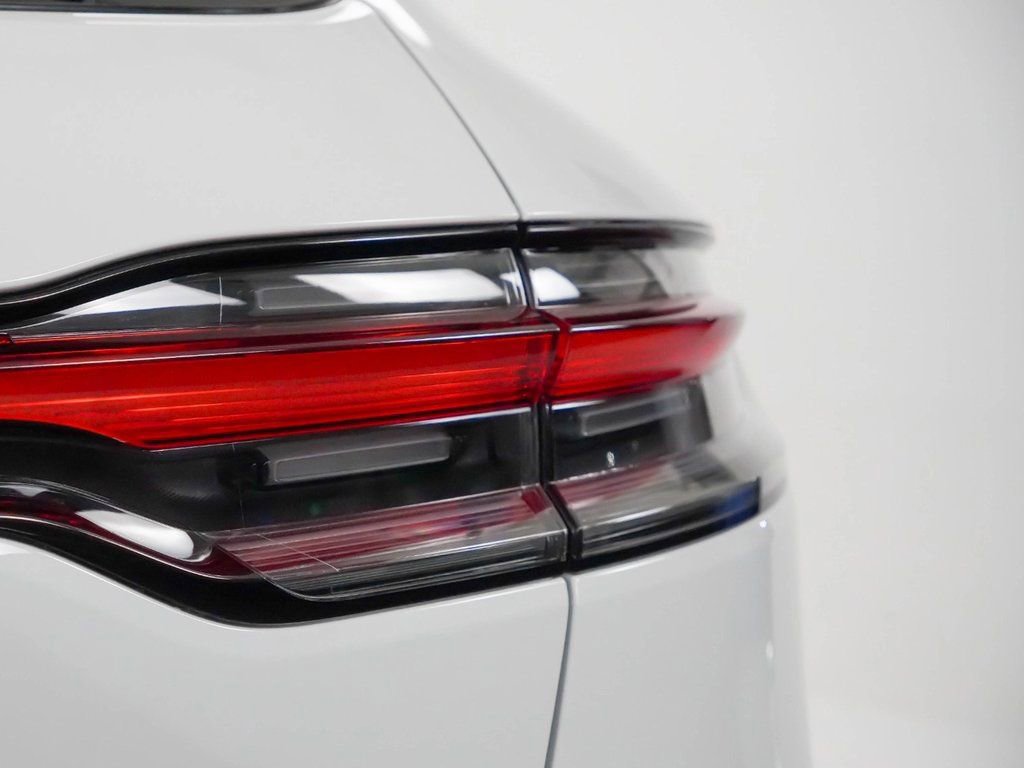 Certified 2025 Porsche Macan image 12