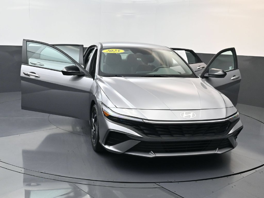 Used 2025 Hyundai Elantra Sport FWD image 31