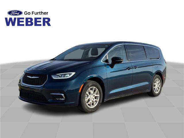 Used 2024 Chrysler Pacifica Touring-L video 1