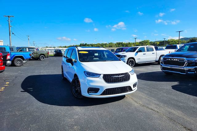 Used 2025 Chrysler Pacifica Limited