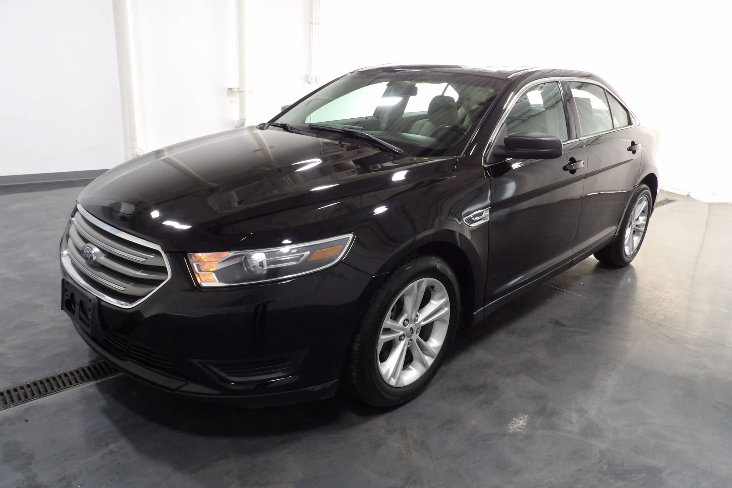 Used 2017 Ford Taurus SE image 3