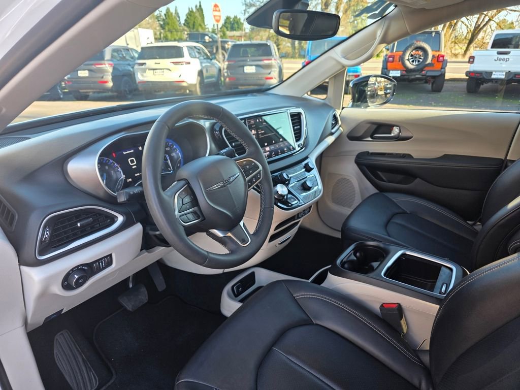 Used 2024 Chrysler Pacifica Touring-L FWD image 9