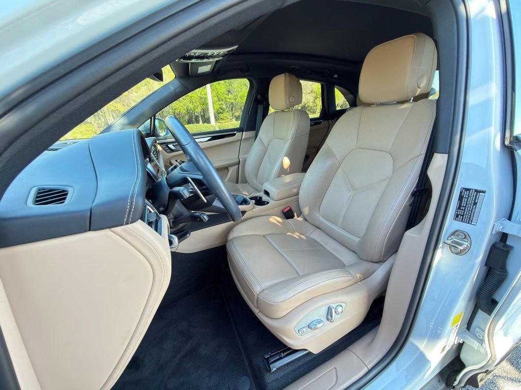 Certified 2023 Porsche Macan image 5