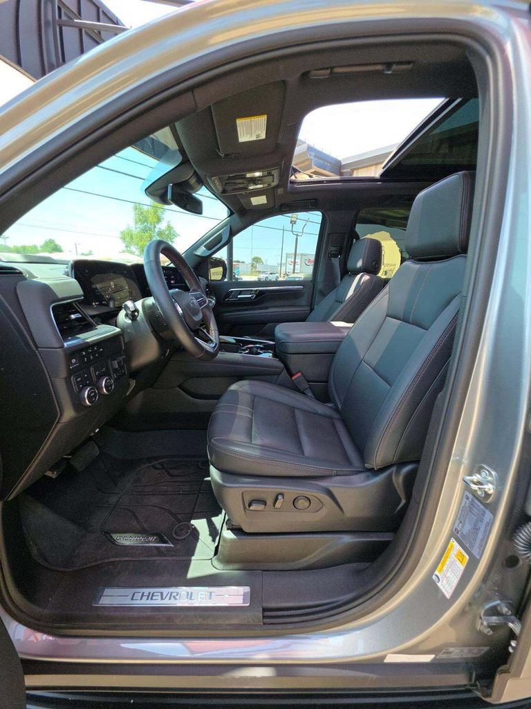 Used 2025 Chevrolet Tahoe RST w/ RST Capability Package AWD/4WD image 5