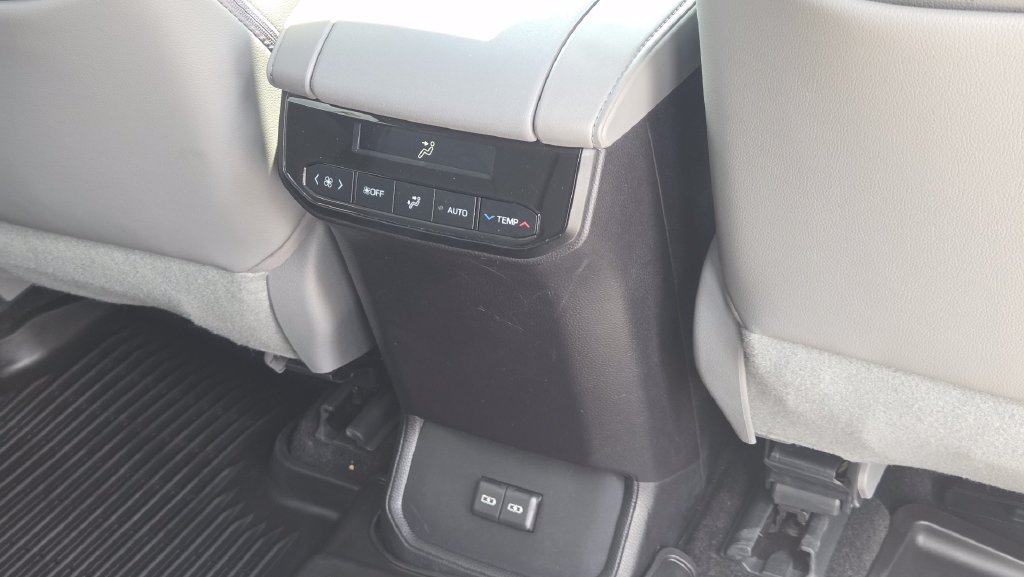Used 2023 Toyota Highlander XLE FWD image 36