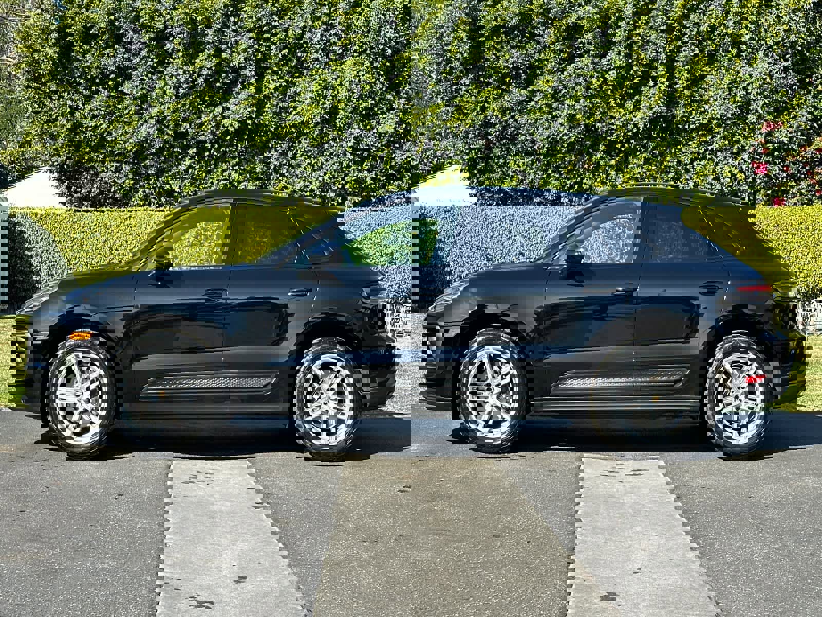 Used 2025 Porsche Macan image 2