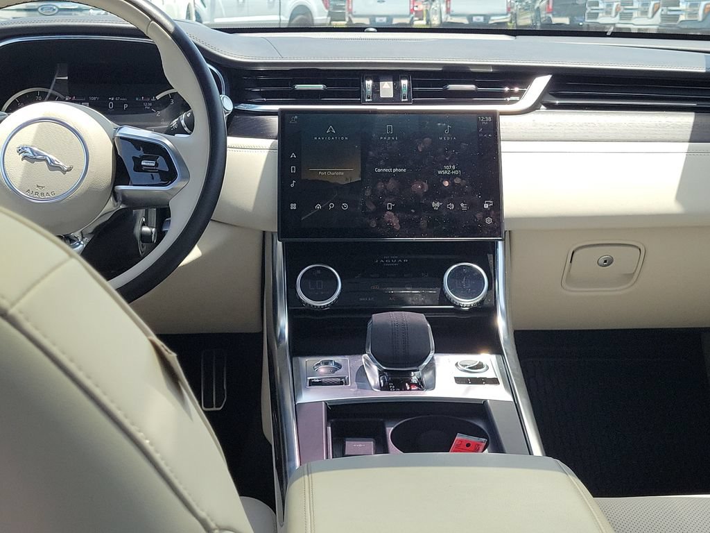 Used 2022 Jaguar XF SE RWD image 16