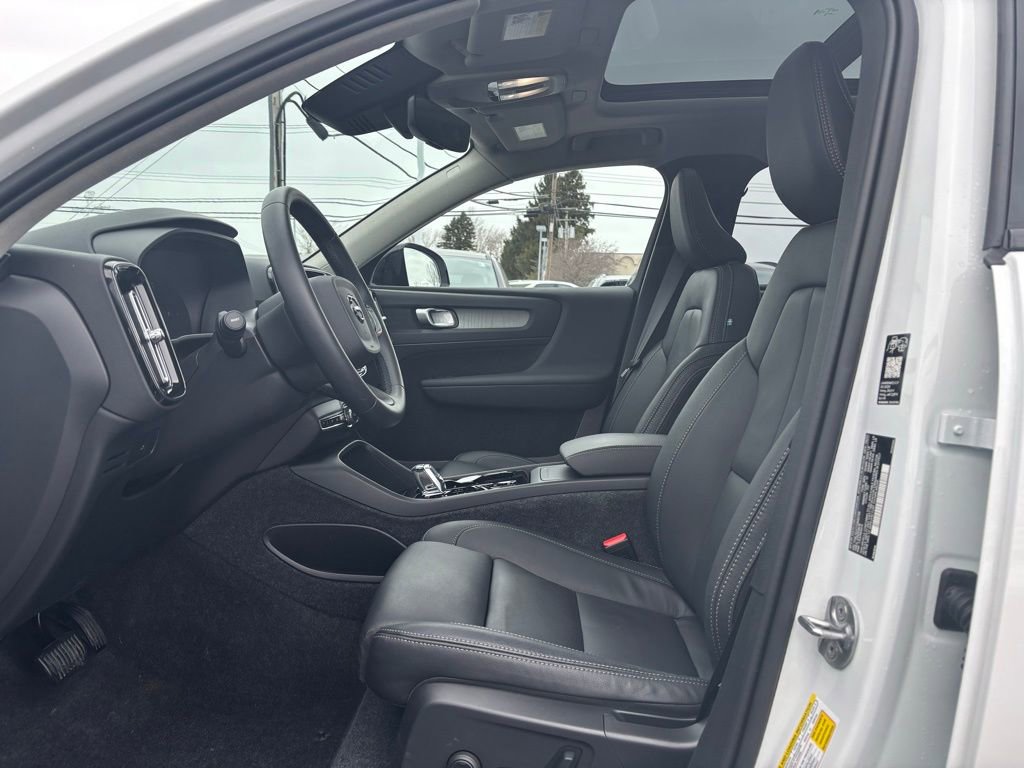 Certified 2026 Volvo XC40 B5 Plus w/ Protection Package Premier image 18