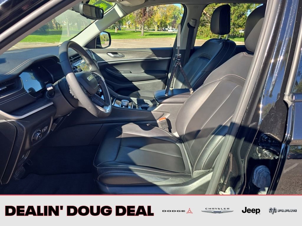 Used 2023 Jeep Grand Cherokee Limited image 11