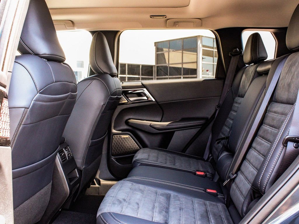 New 2025 Mitsubishi Outlander SE image 34