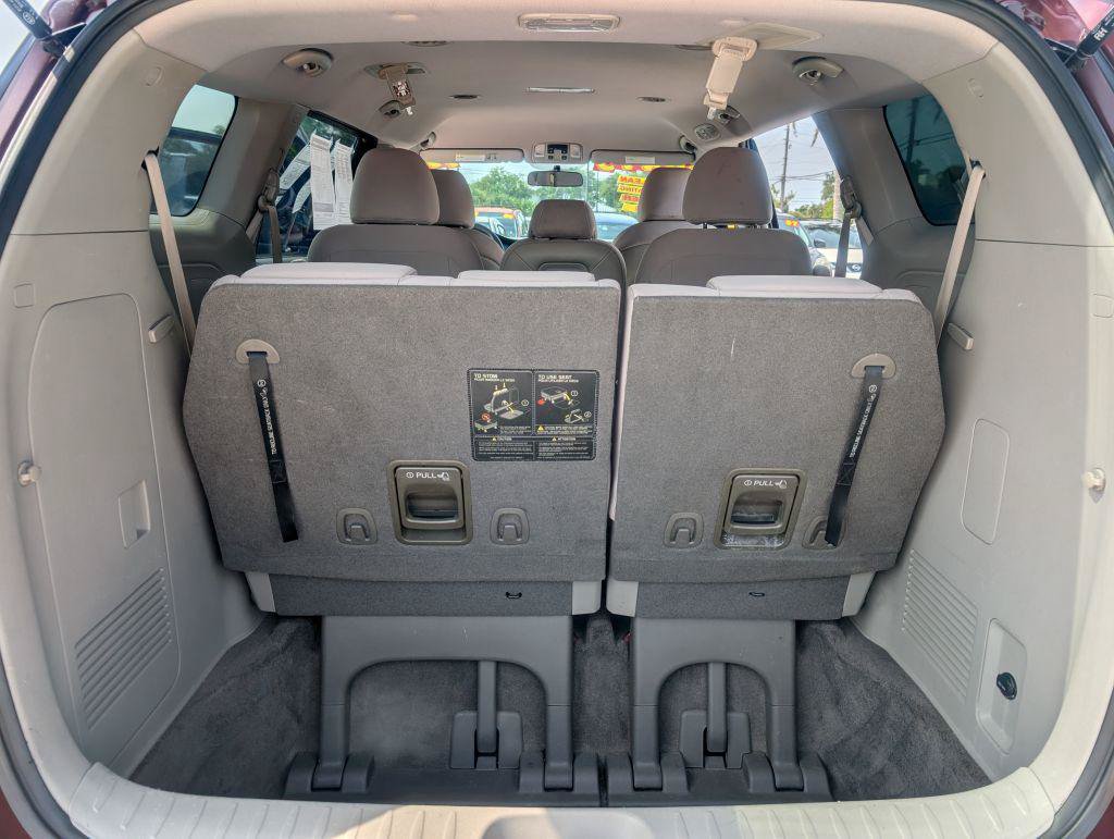 Used 2017 Kia Sedona LX FWD image 12