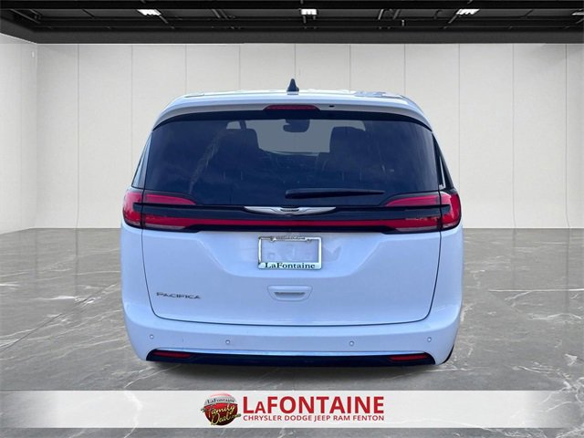 Used 2025 Chrysler Pacifica Select image 4