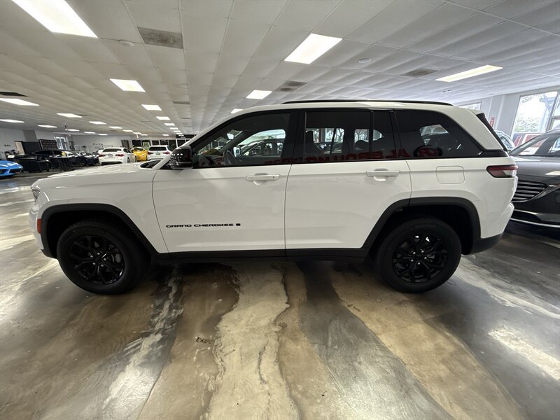 Used 2024 Jeep Grand Cherokee Altitude AWD/4WD image 4