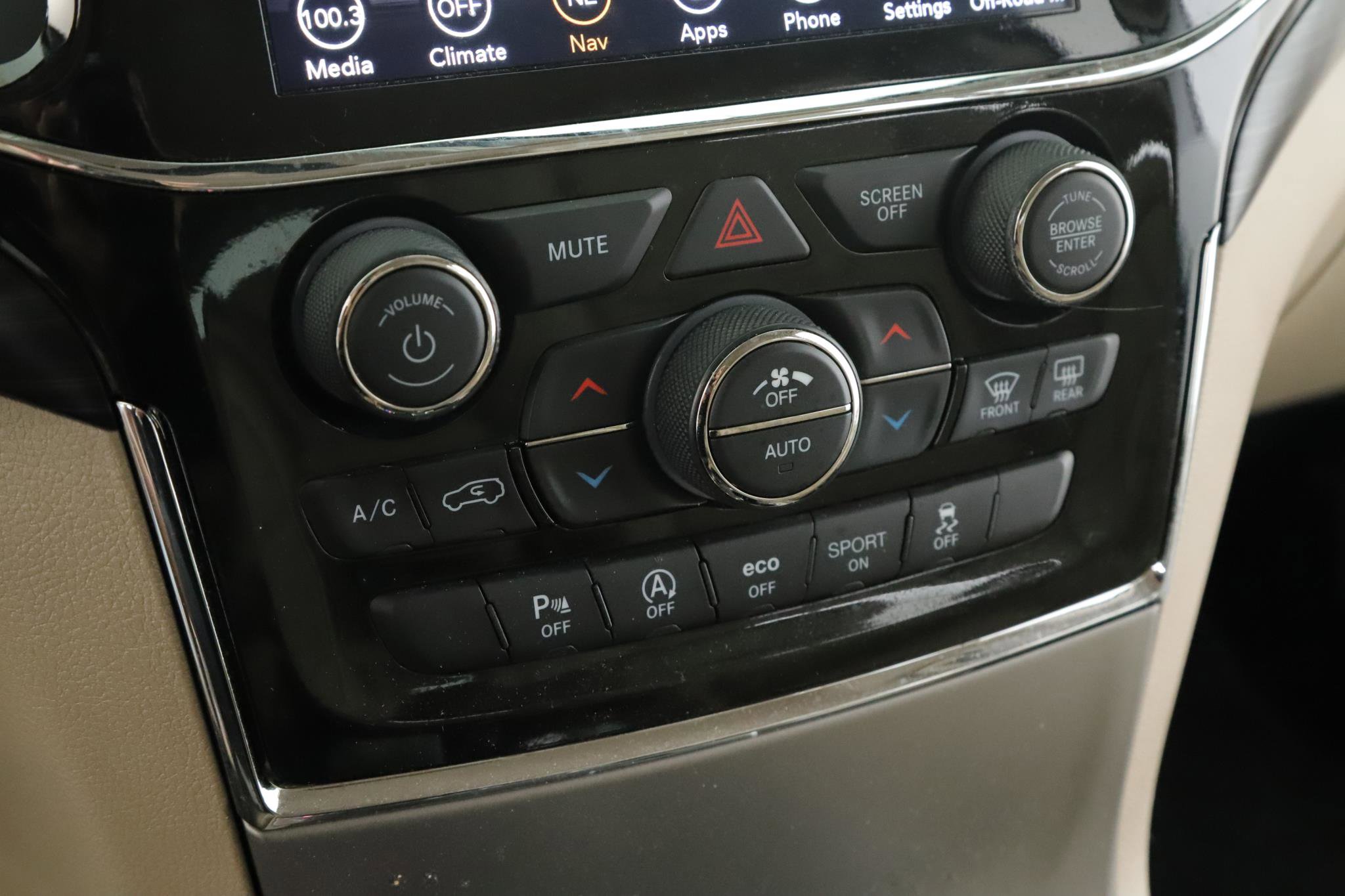 Used 2022 Jeep Grand Cherokee Laredo E image 13