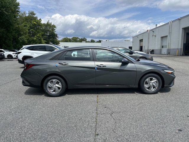 New 2026 Hyundai Elantra SE FWD image 2