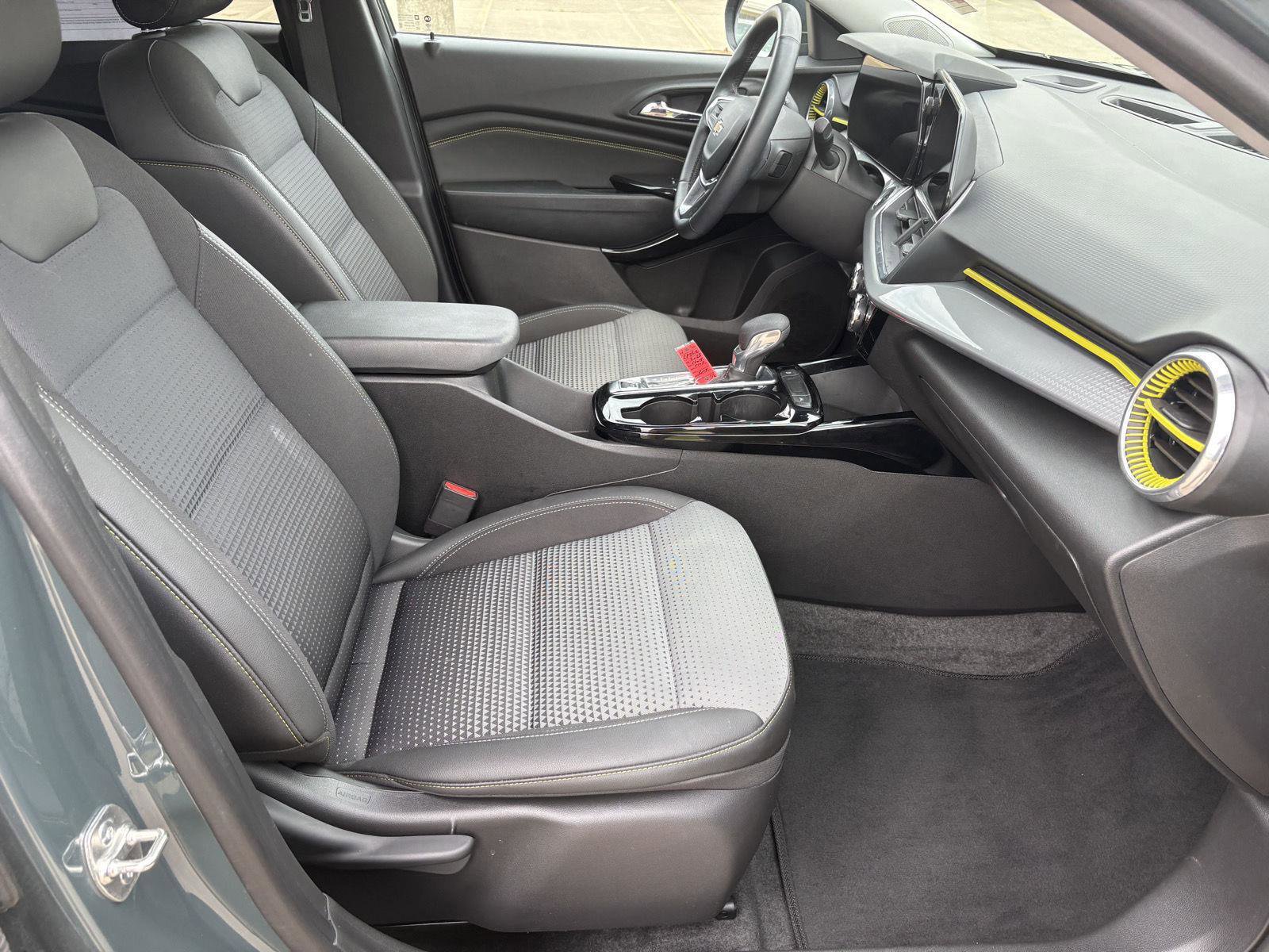Used 2025 Chevrolet Trax LT w/ Driver Confidence Package FWD image 17