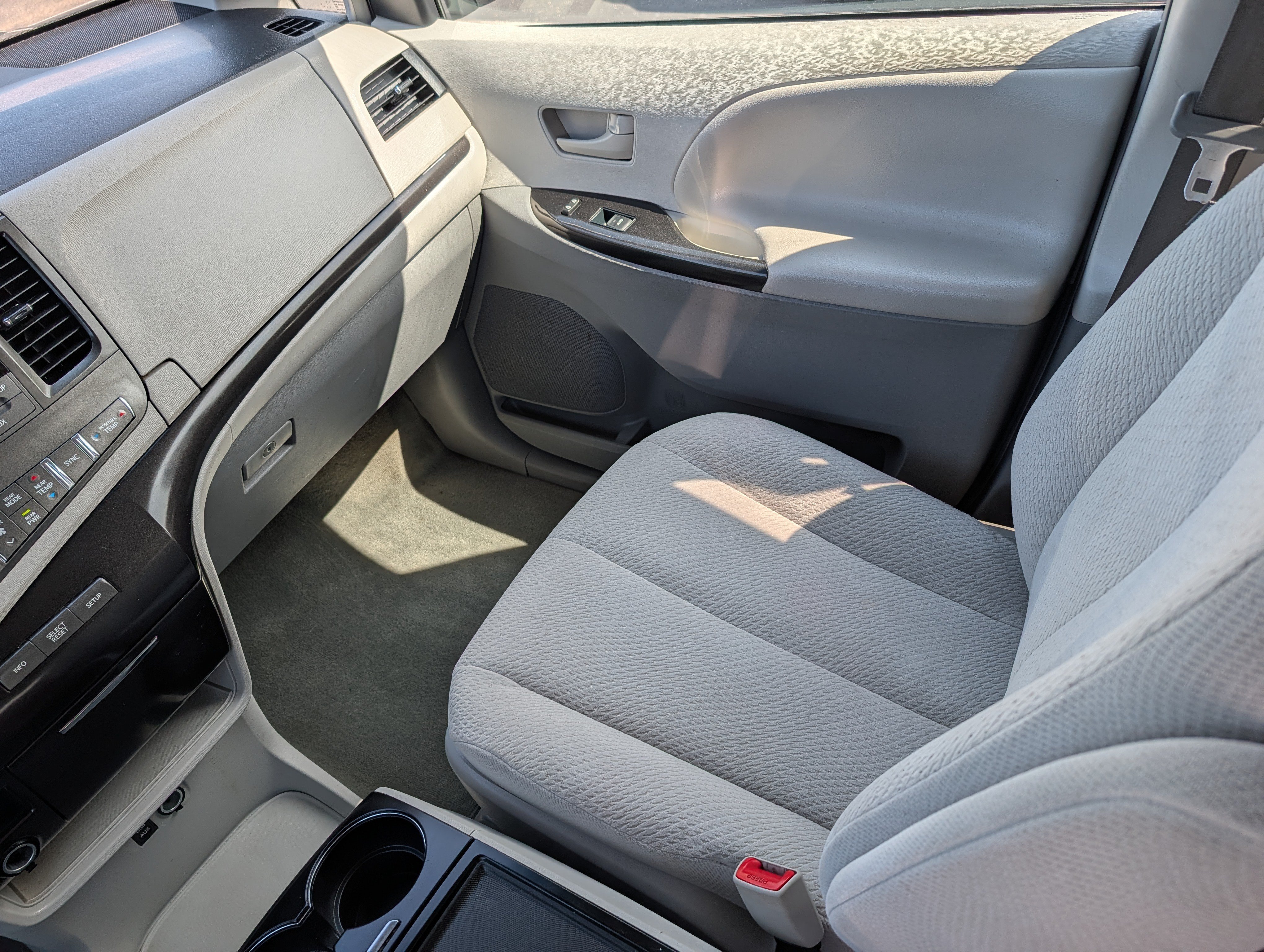 Used 2014 Toyota Sienna LE FWD image 11