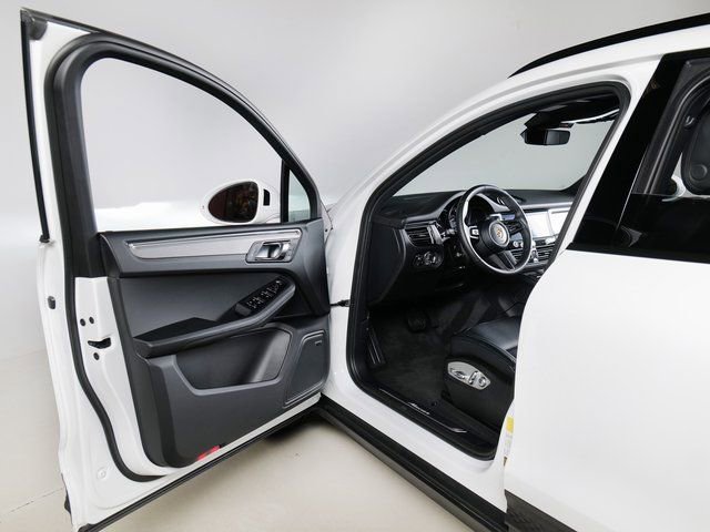 Certified 2026 Porsche Macan AWD/4WD image 28